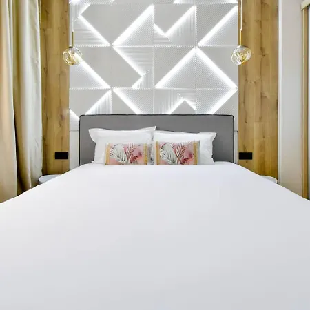 Chic Designer 2 Bdr Near Metro&dining Апартамент София