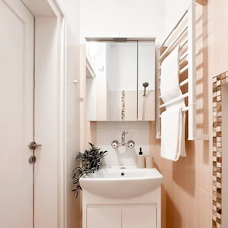 Bright 2-bdr - Near Metro & Dining Lägenhet